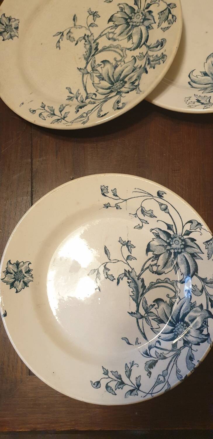 Six earthenware dinner plates from Grigny