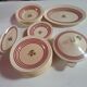 lot service vaisselles de gien beige avec rayures rouge bordeaux et dessin fleurs au centre, en faie