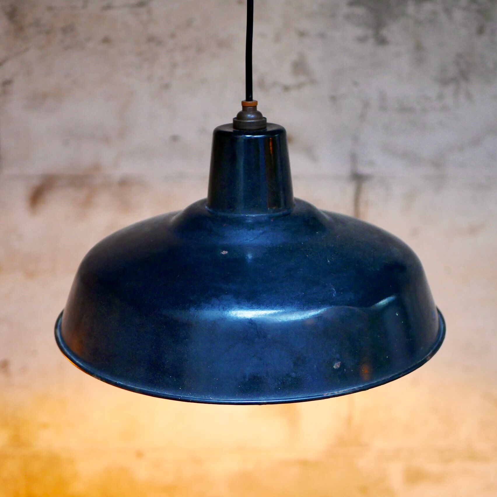 Suspension industrielle en tôle émaillée