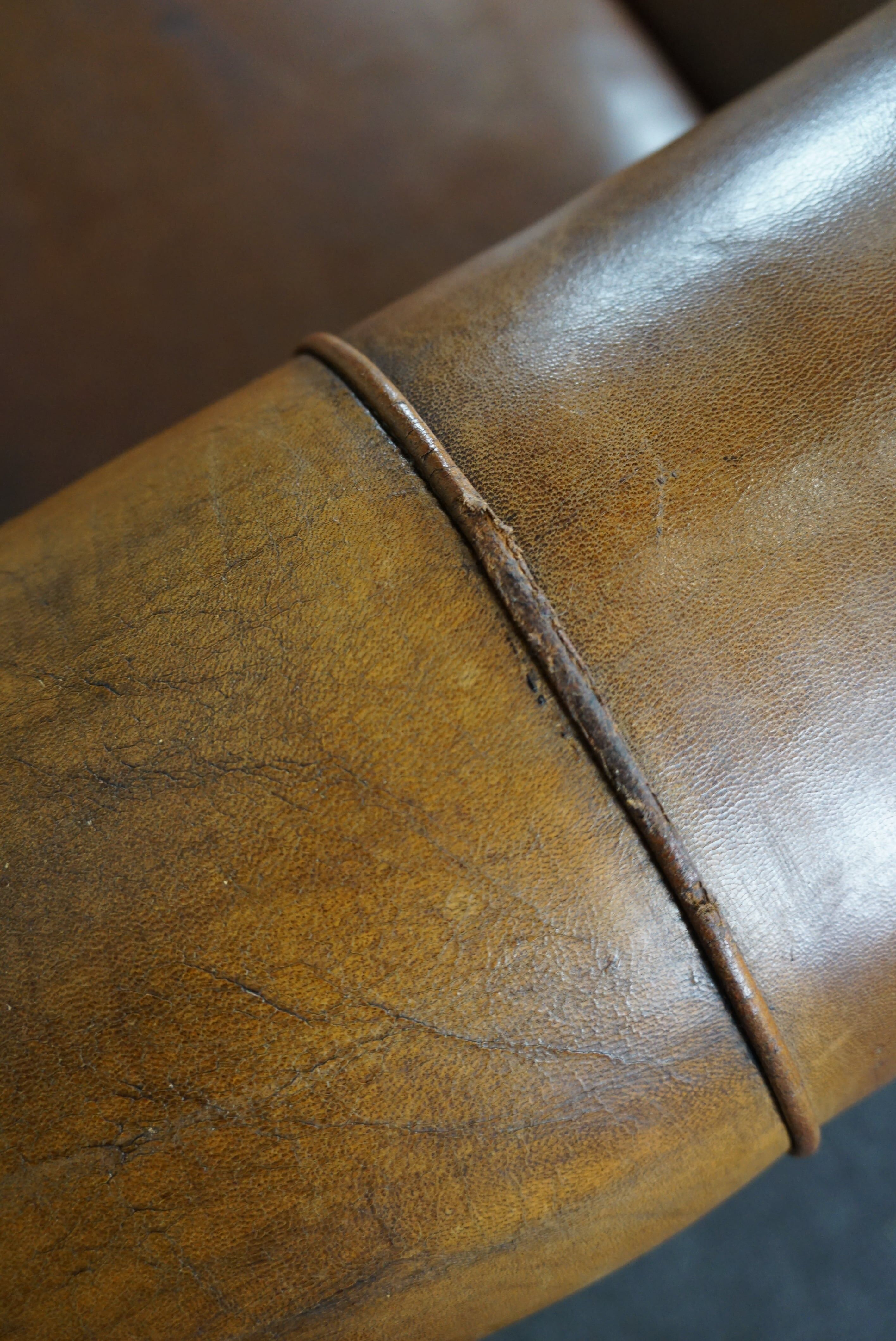 Comfortabele en stoere schapenleren 2 zits bank