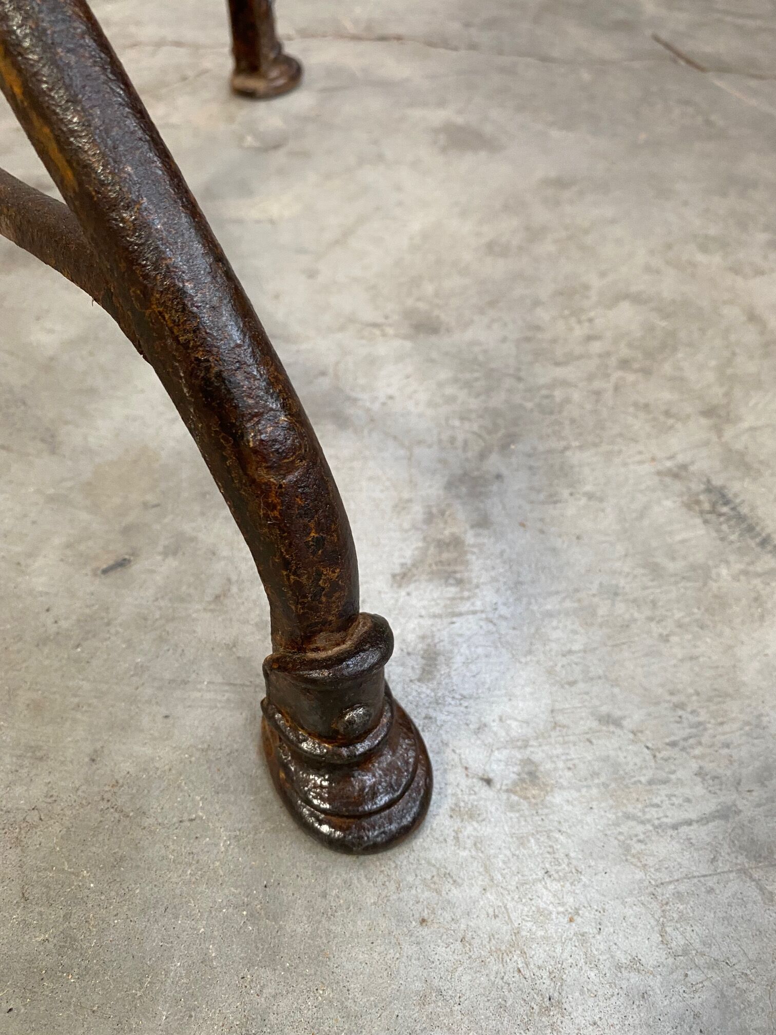 Old pedestal table Saint Sauveur Arras