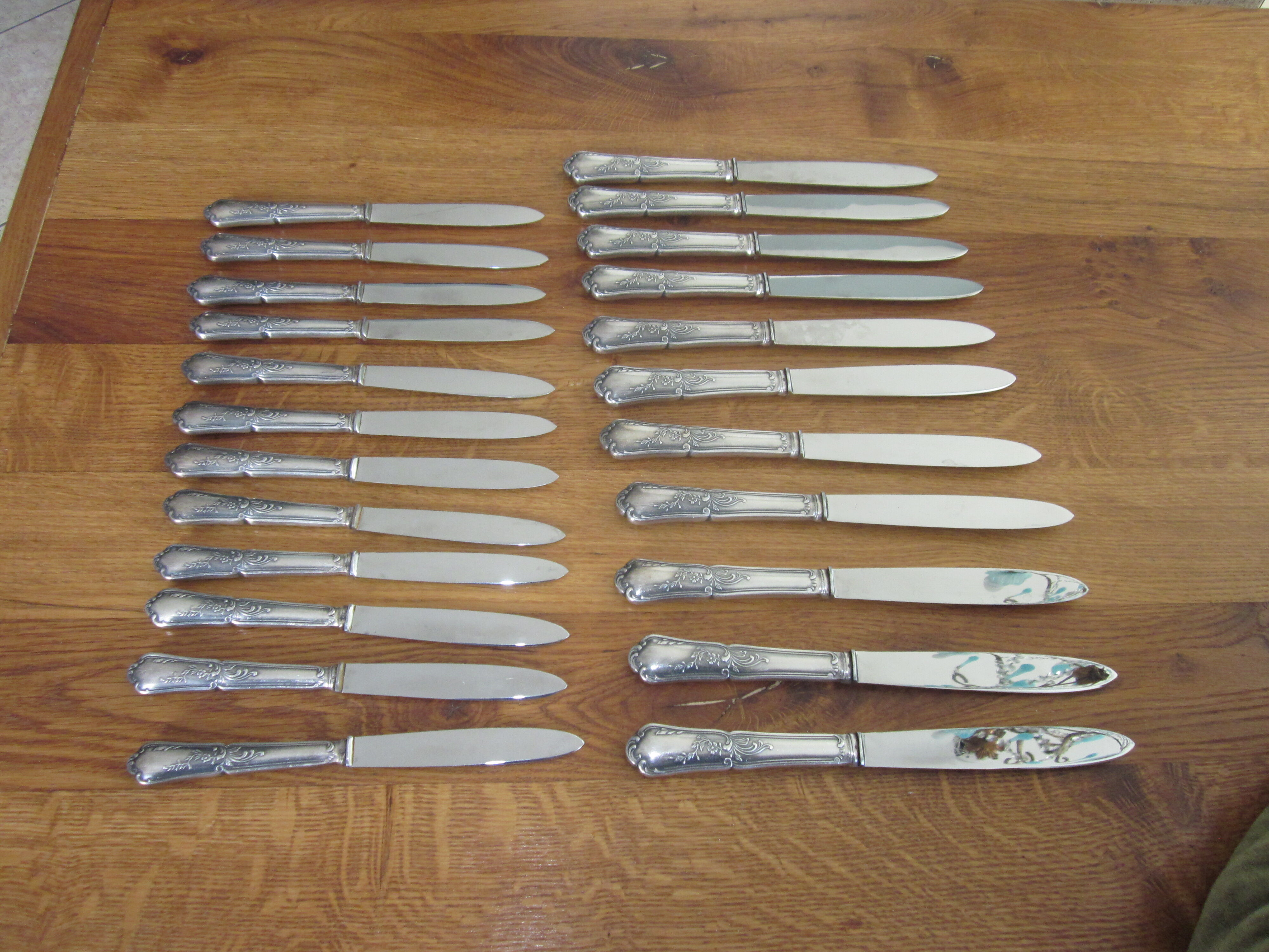 23 silver metal knives