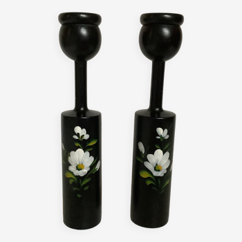 Paire de bougeoirs en bois noir à décor de fleurs