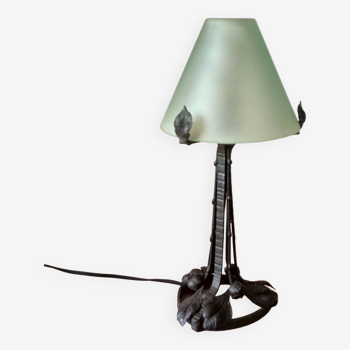 Lampe art nouveau en fer forgé et abat jour en verre opaque vert