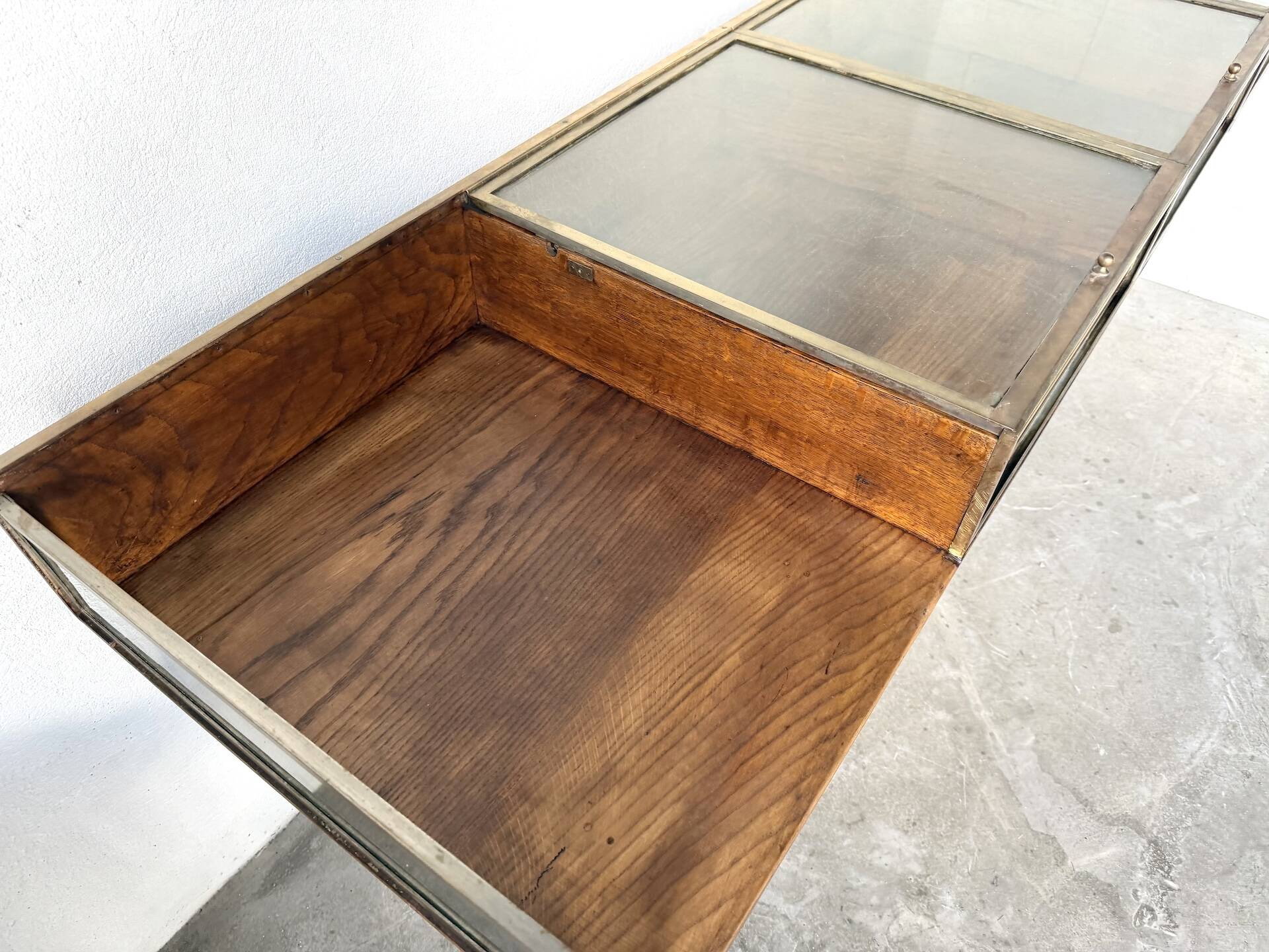 Oak and brass-mounted display cabinet on legs – Circa 1950