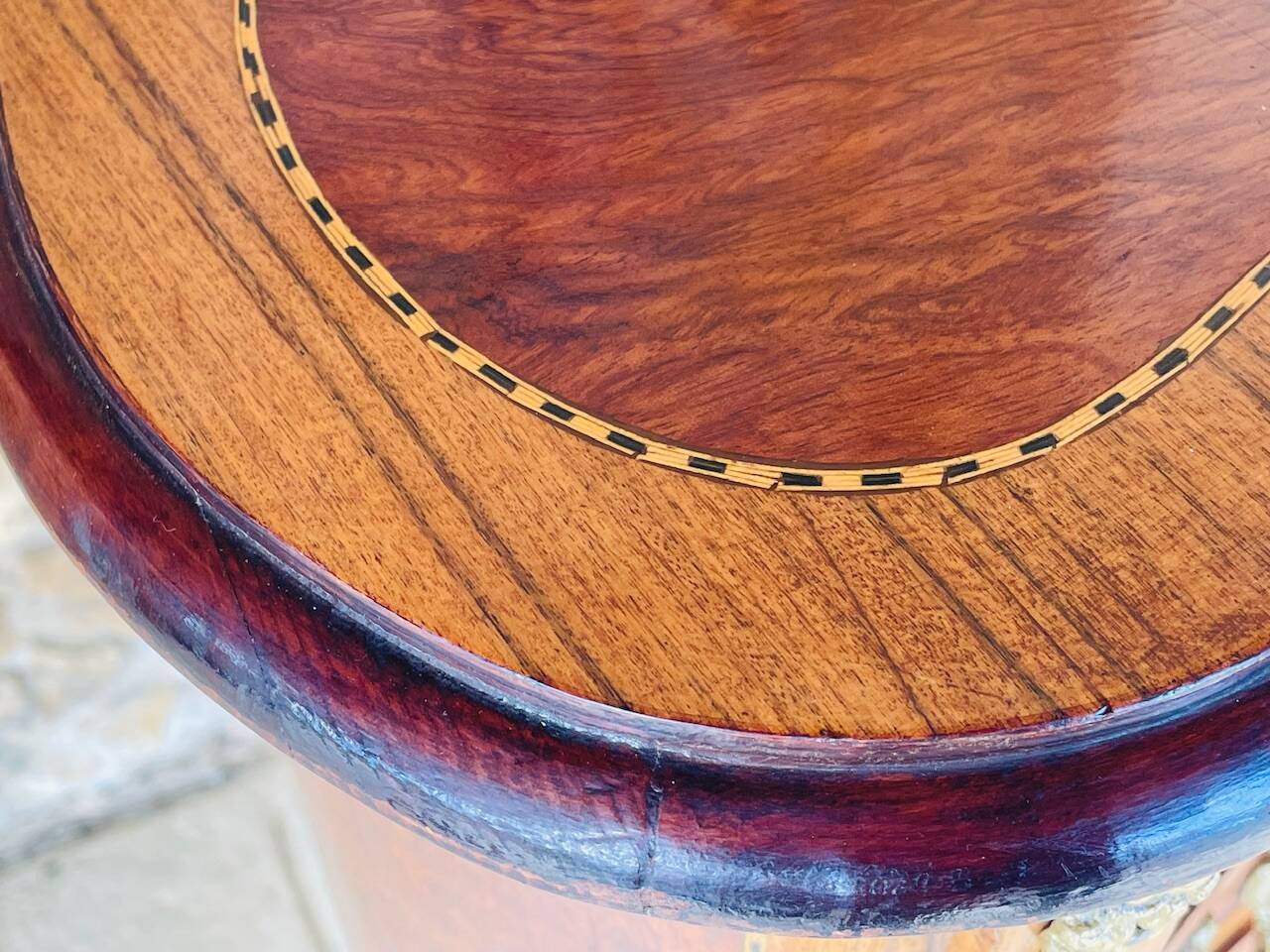 Commode style Louis XV en loupe d'orme et noyer