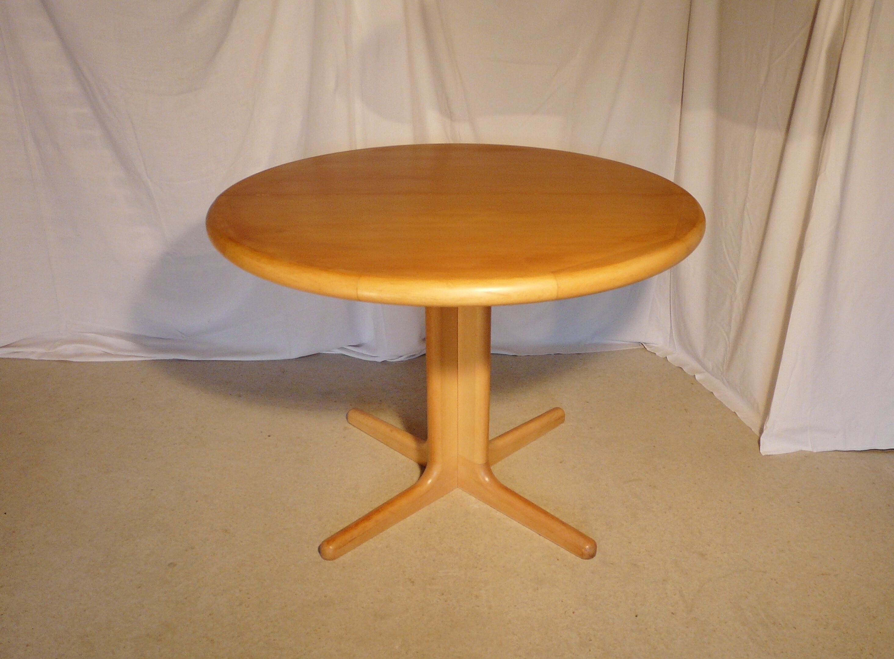 Expandable round table in Scandinavian blond teak Laurits M Larsen