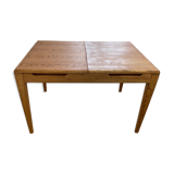 Extendable dining table in solid oak