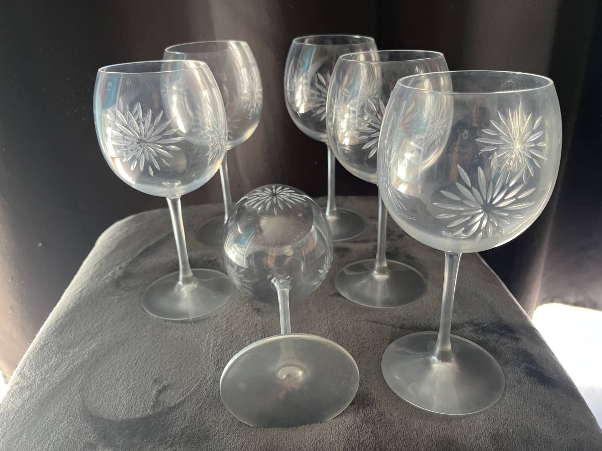 Set of 6 balloon wine glasses in engraved crystal with satin stems - 1980s/90s