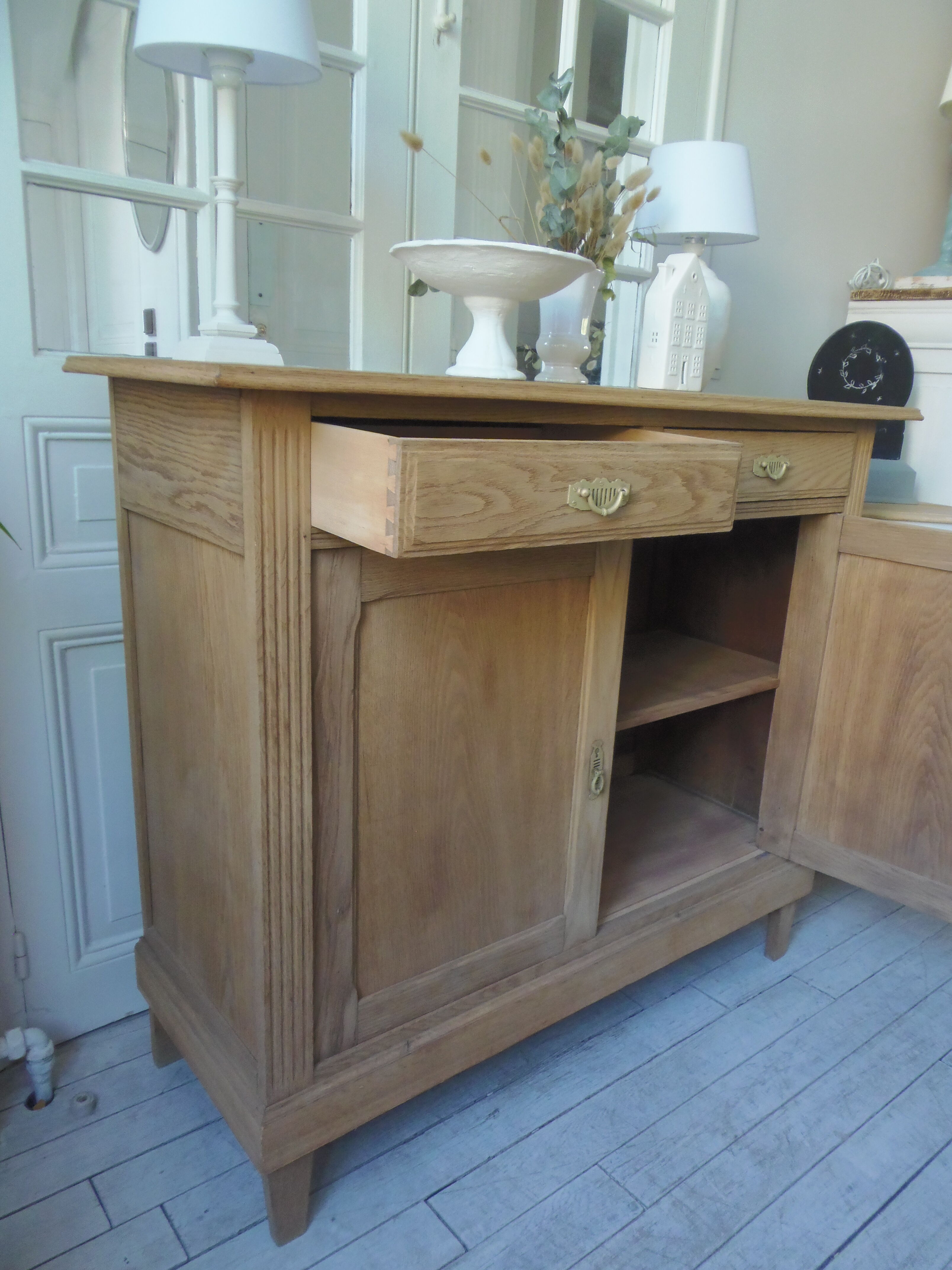 Vintage oak sideboard, 2 drawers, 2 doors, 1 shelf.