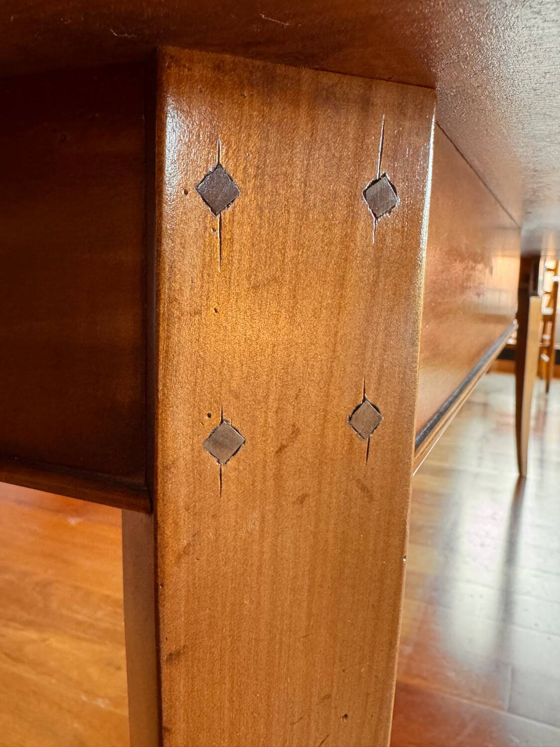 Extendable dining table