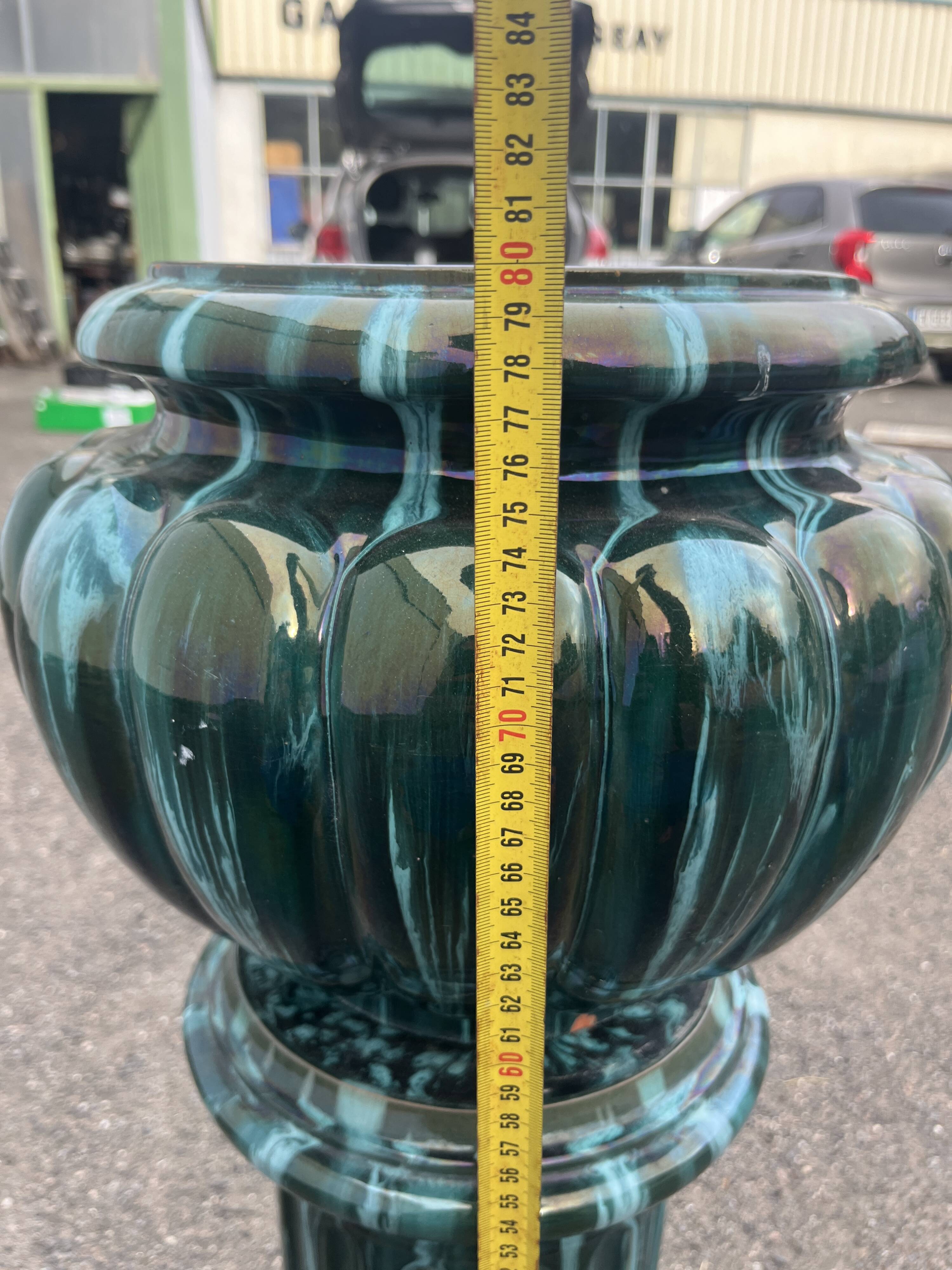 Large cache-pot on a ceramic column – In the style of Clément