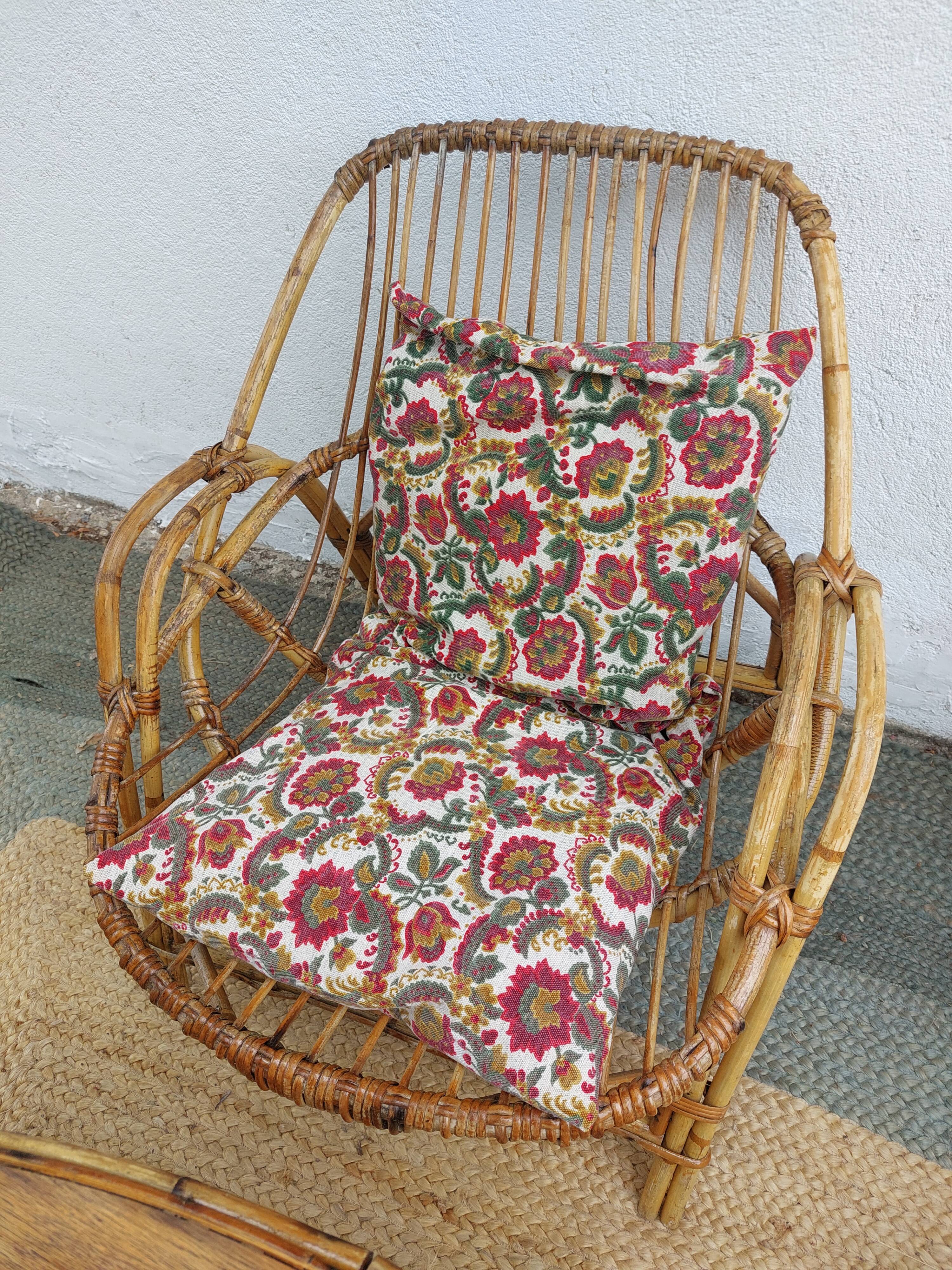 4 armchairs and a coffee table made of rattan and bamboo wood, vintage.