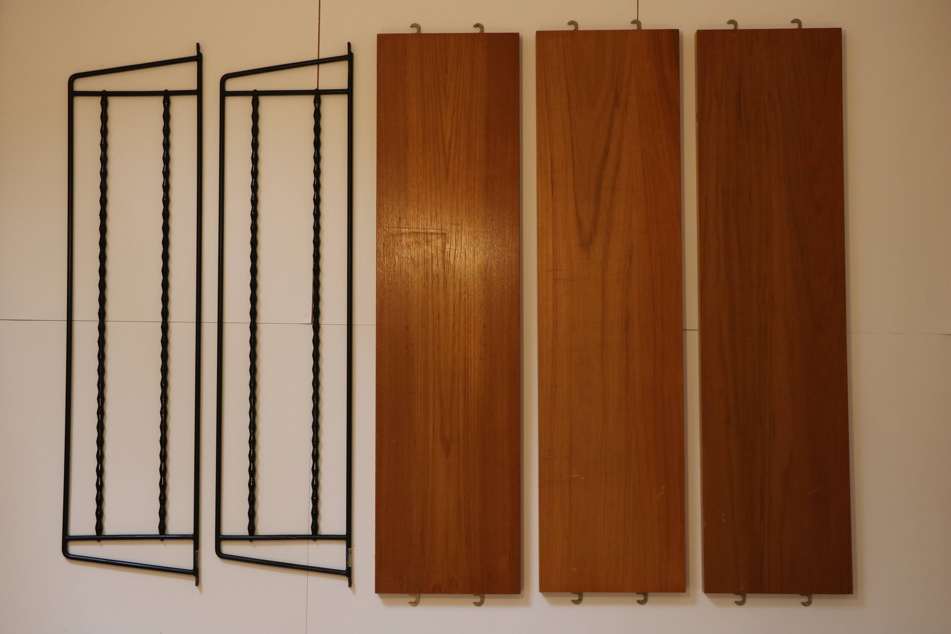 String shelf in wood and black metal