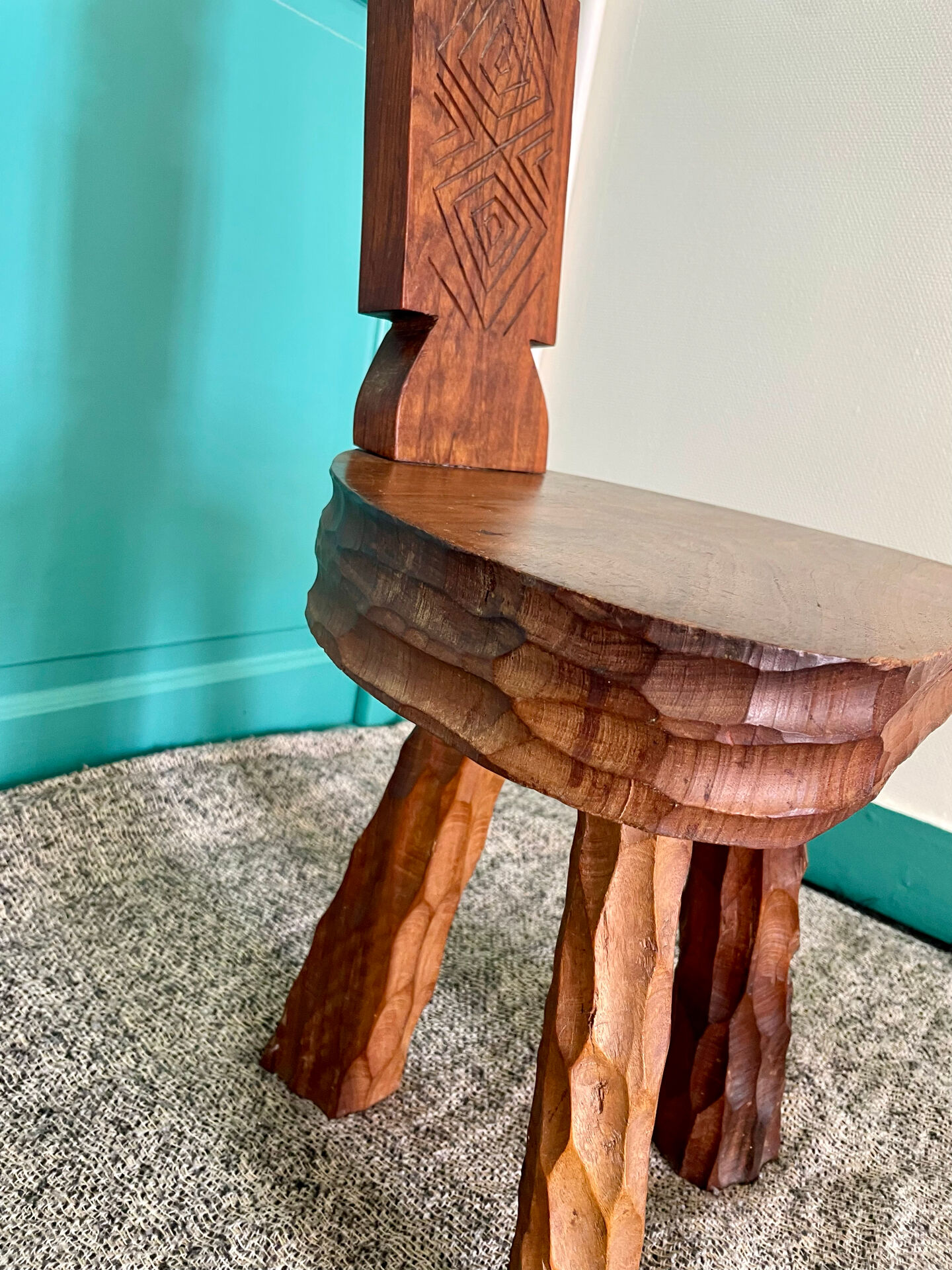 Very beautiful brutalist tripod chair.