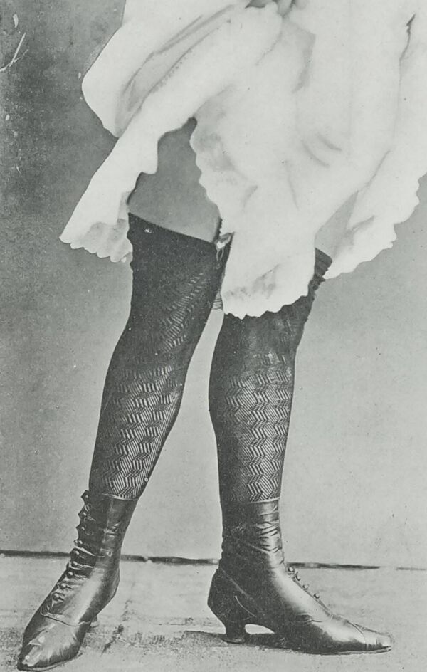 Photogravure originale sur papier glacé, Modèle en bas et chaussures 1900