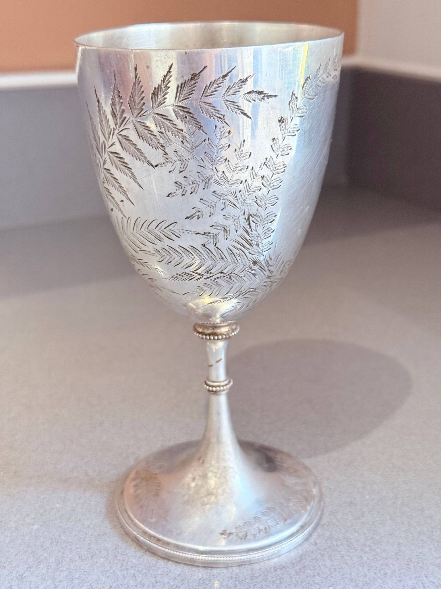 Gobelet en argent vintage gravé / Calice à vin décoratif
