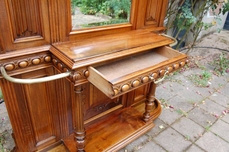 Napoleon III wardrobe in walnut from the late 19th century.