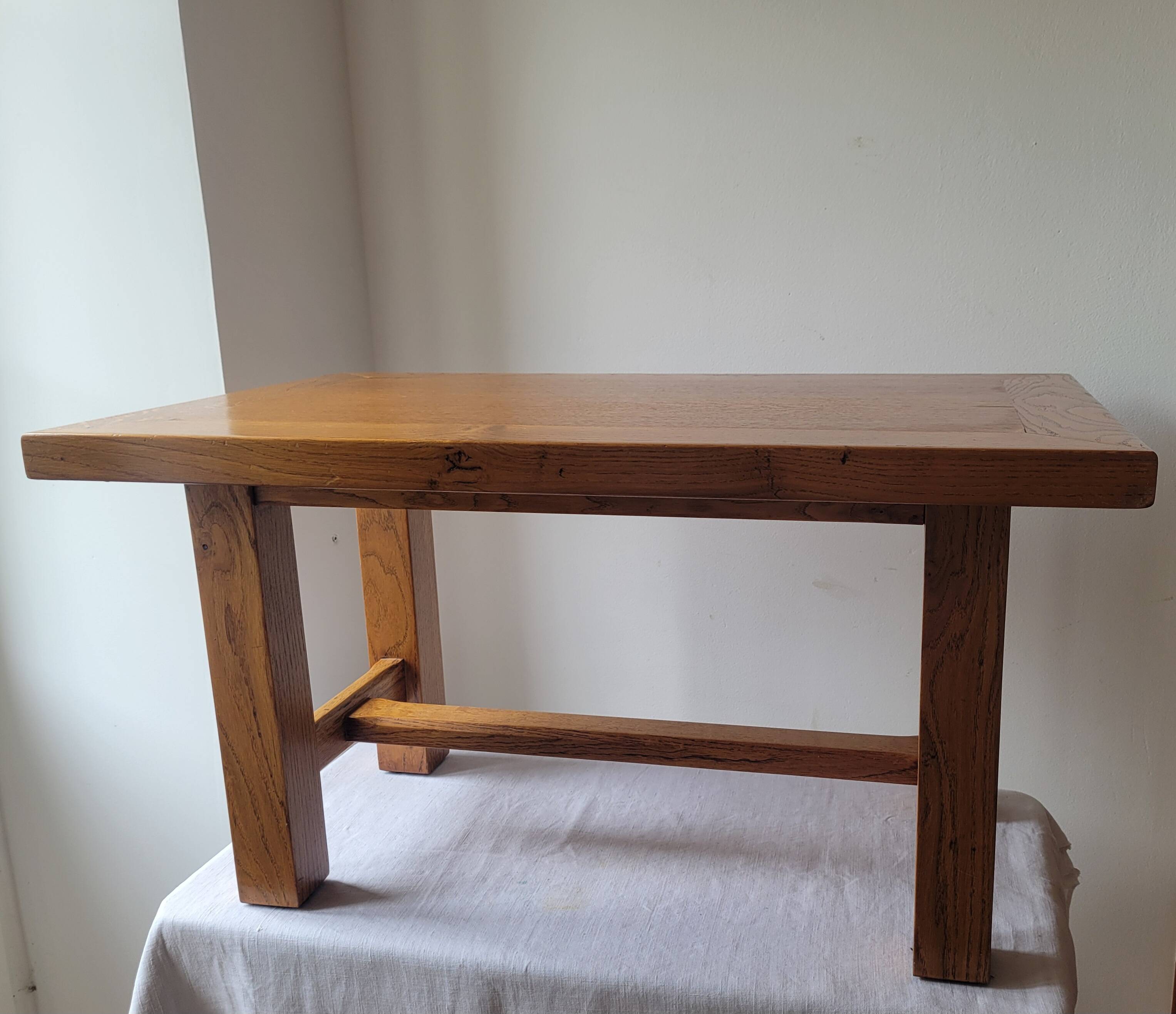 Table basse brutaliste en chêne clair