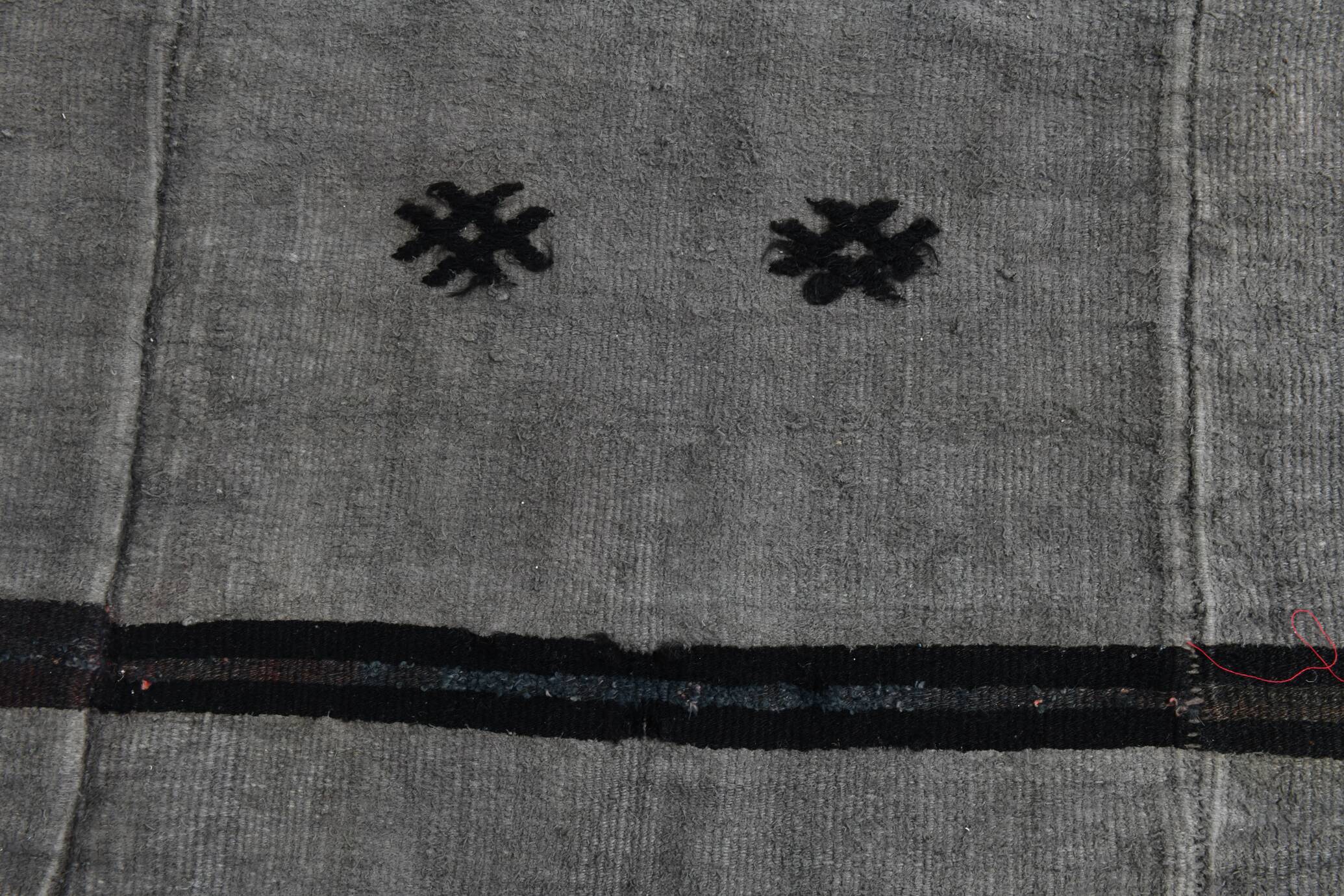 Tapis kilim turc gris et noir de style moderne du milieu du siècle, 190 x 306 cm