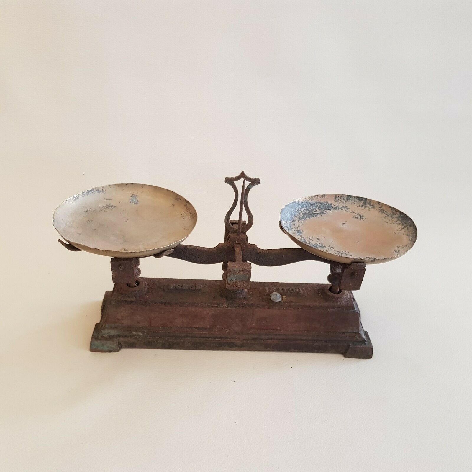Old small scale in cast iron and copper