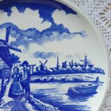 Assiette plate bleue et blanche porcelaine royal manufacture boch belgique. piece de 1950. assiette cadeau amoureux