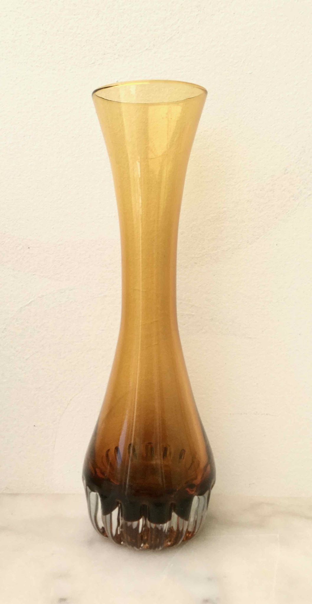 Vase verre soufflé ambre vintage