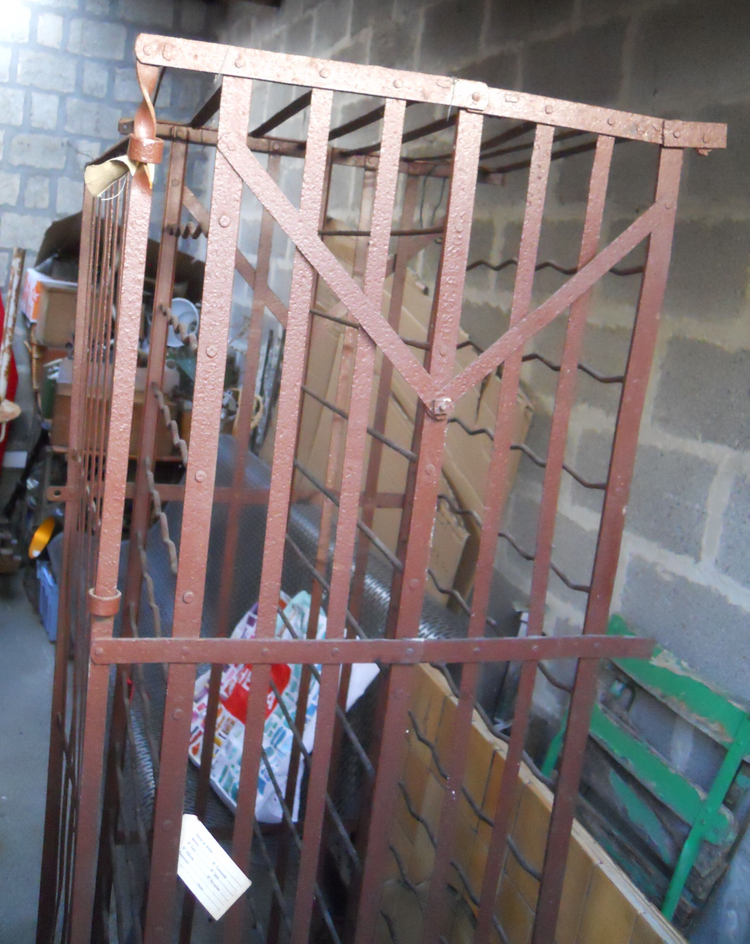 Metal wine cellar model cage