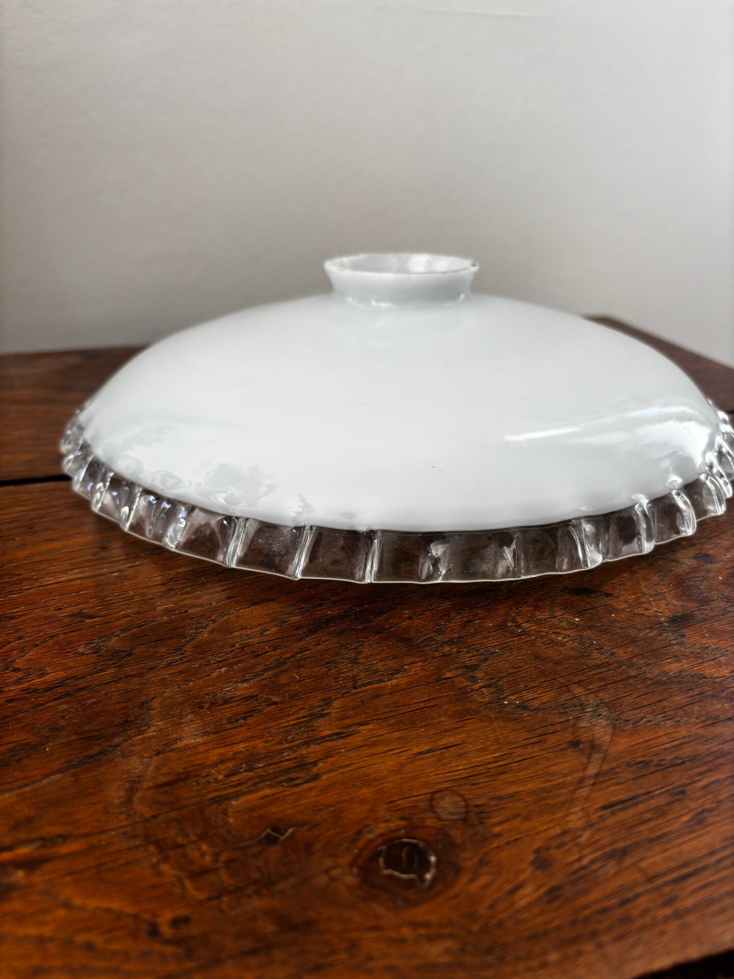 Vintage pendant lamp in white opaline with a scalloped effect.