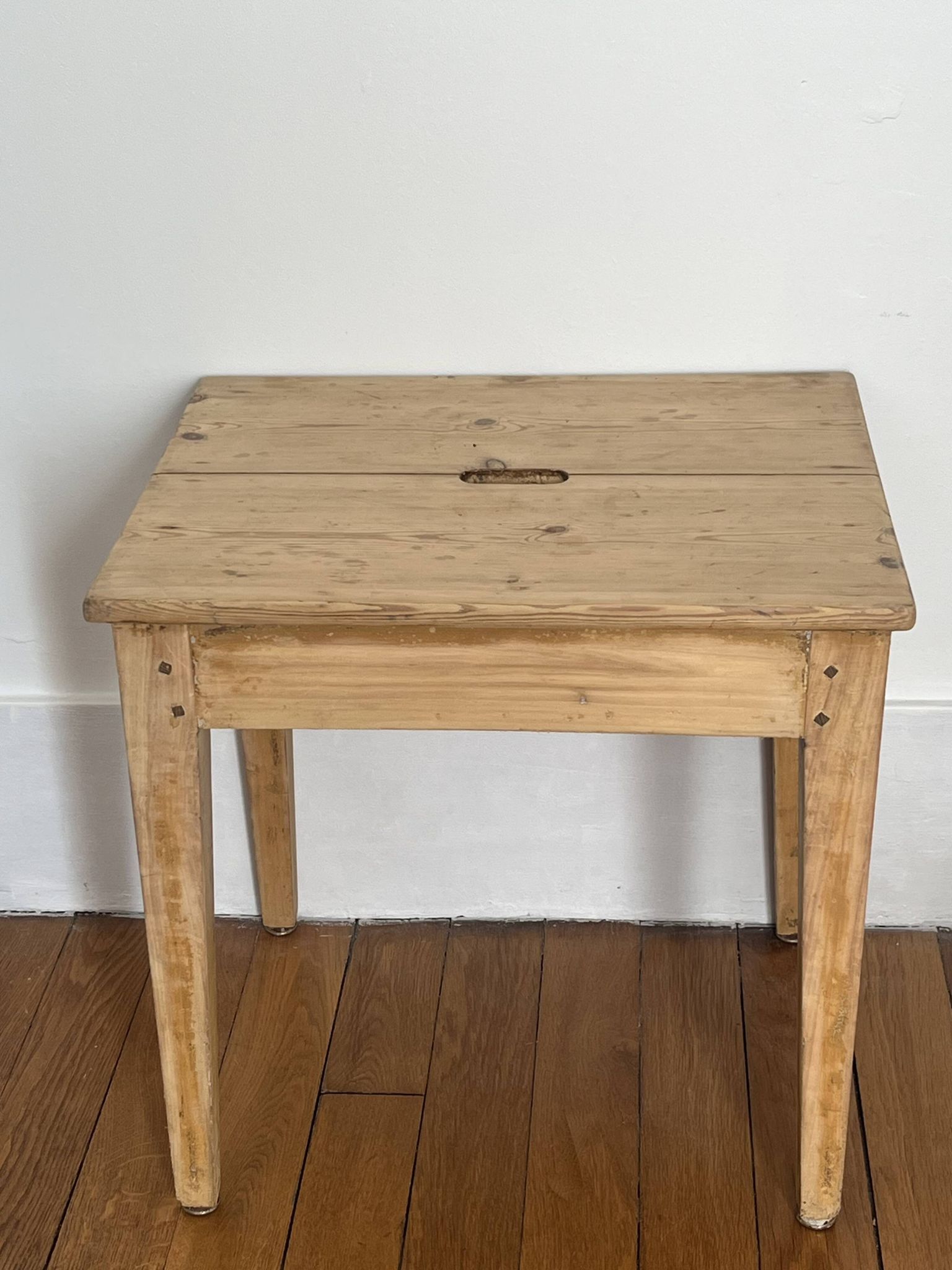 Petite table basse en bois massif
