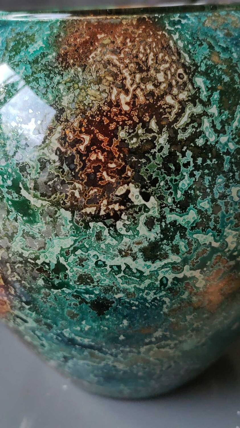 Large signed Line Lacquered Ball Vase. Made of églomisé glass. Dimensions: 18 x 16 cm