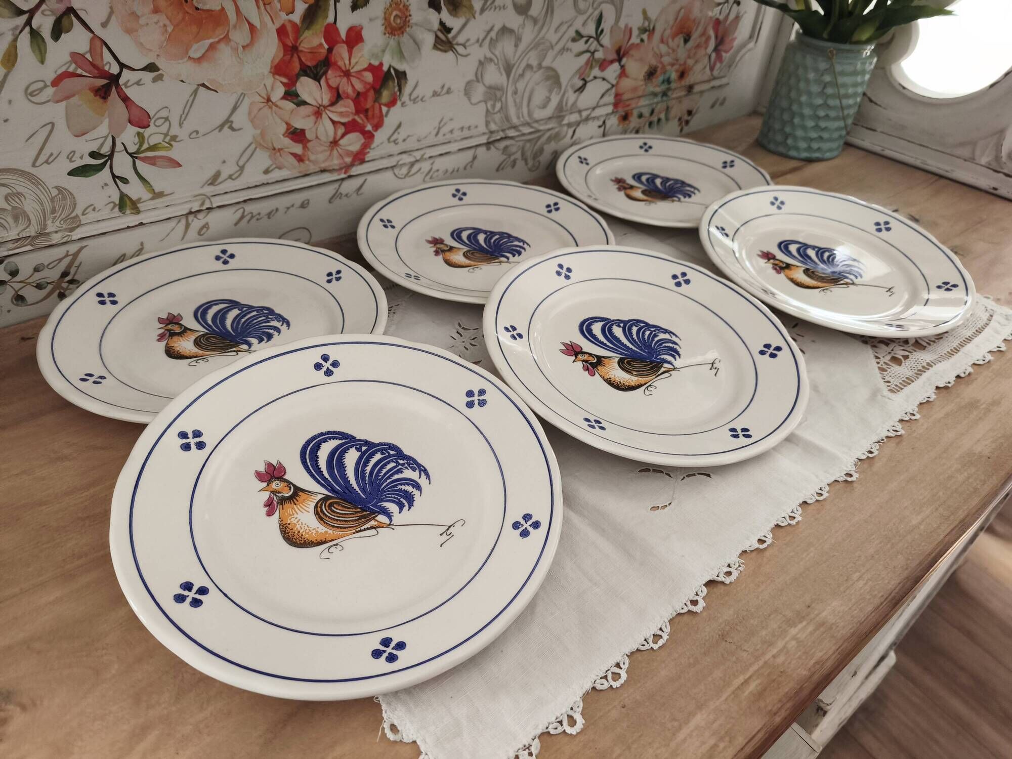 Set of 6 flat plates in earthenware with rooster design.