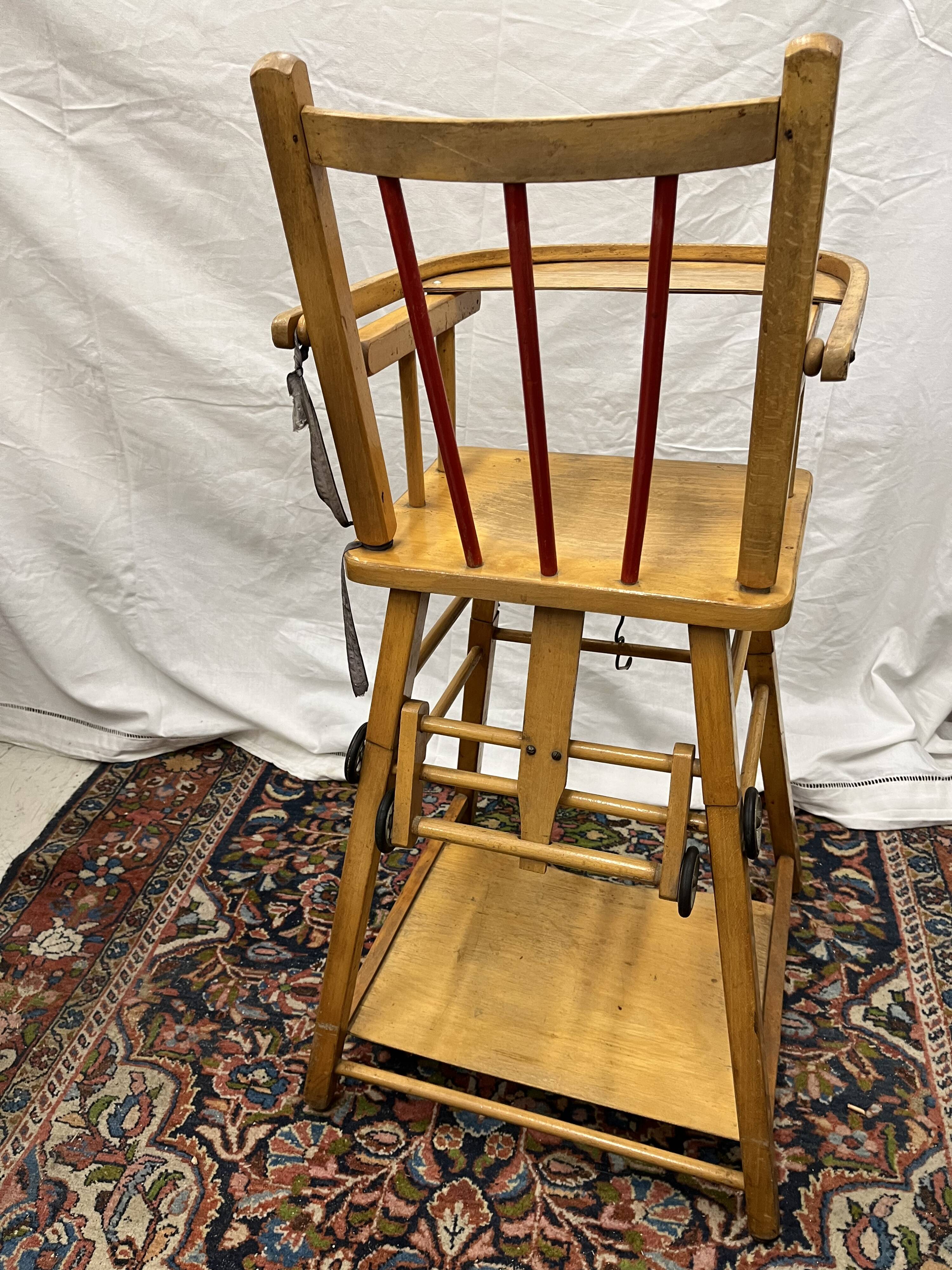 Chaise haute bébé en bois vintage