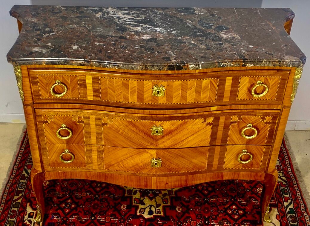 Chest of drawers with curved façade, transition style, in veneer of precious wood