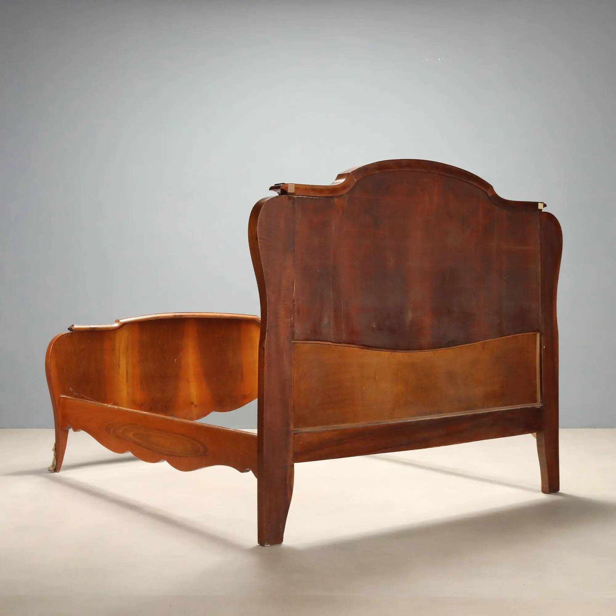 Antique baroque double bed in walnut and mahogany, 20th century.