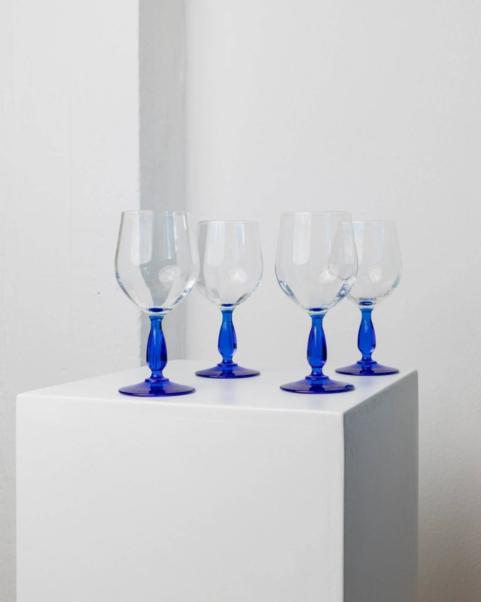 Set of 4 vintage Italian glass wine glasses, clear bowls with royal blue stems, 1980s MCM style