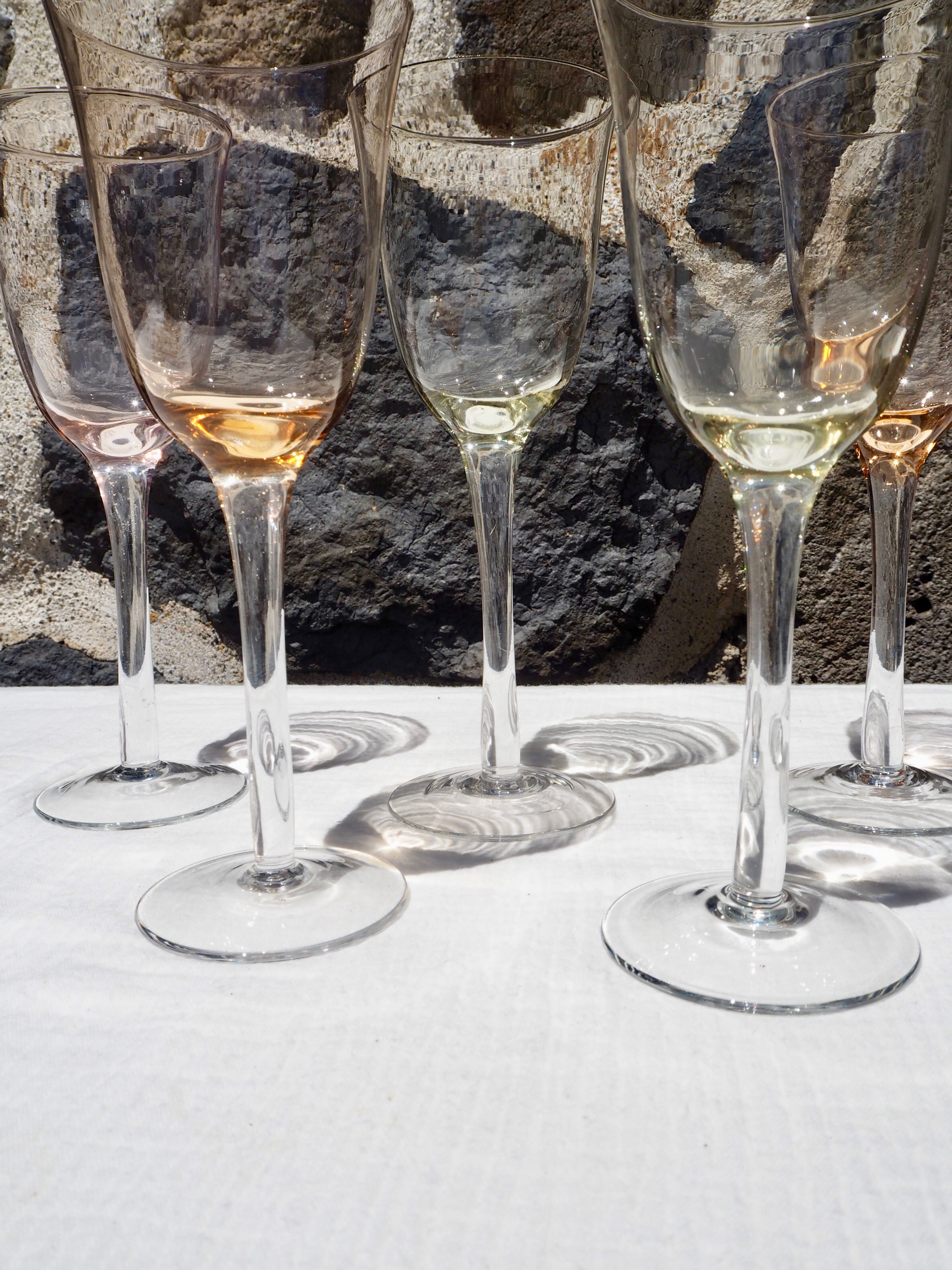 Set de 7 verres à vin en verre coloré