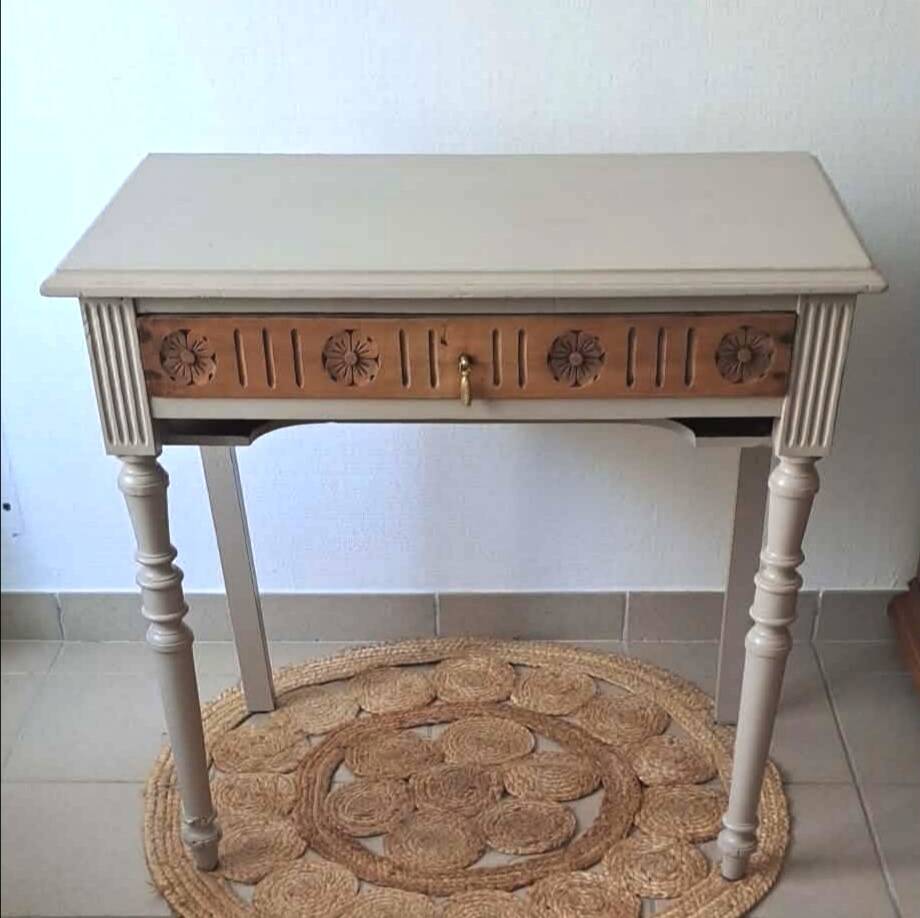 Desk table