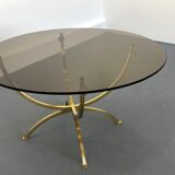 Table basse en laiton et verre fumé années 1970