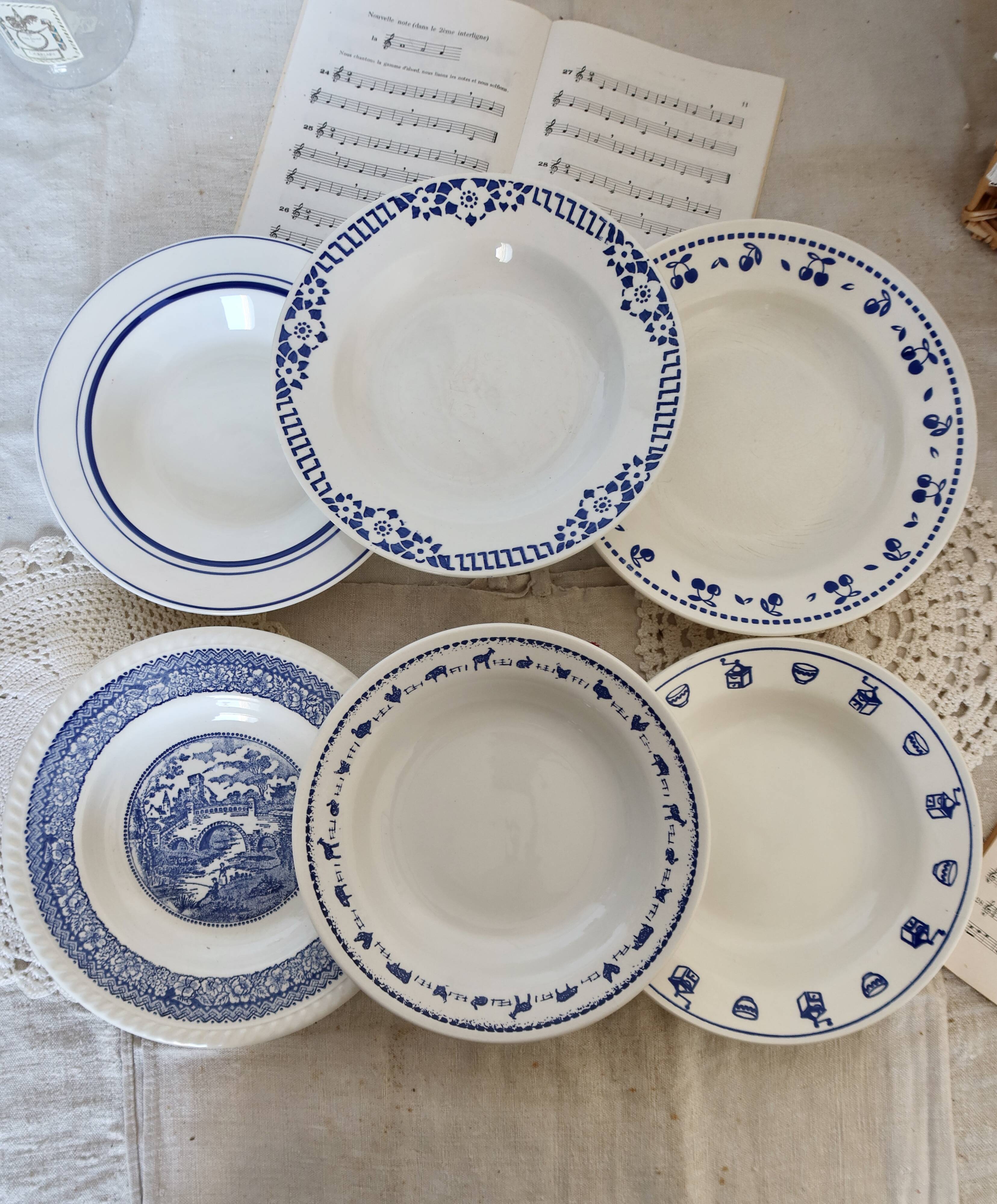 6 mismatched vintage blue and white earthenware soup plates - Set