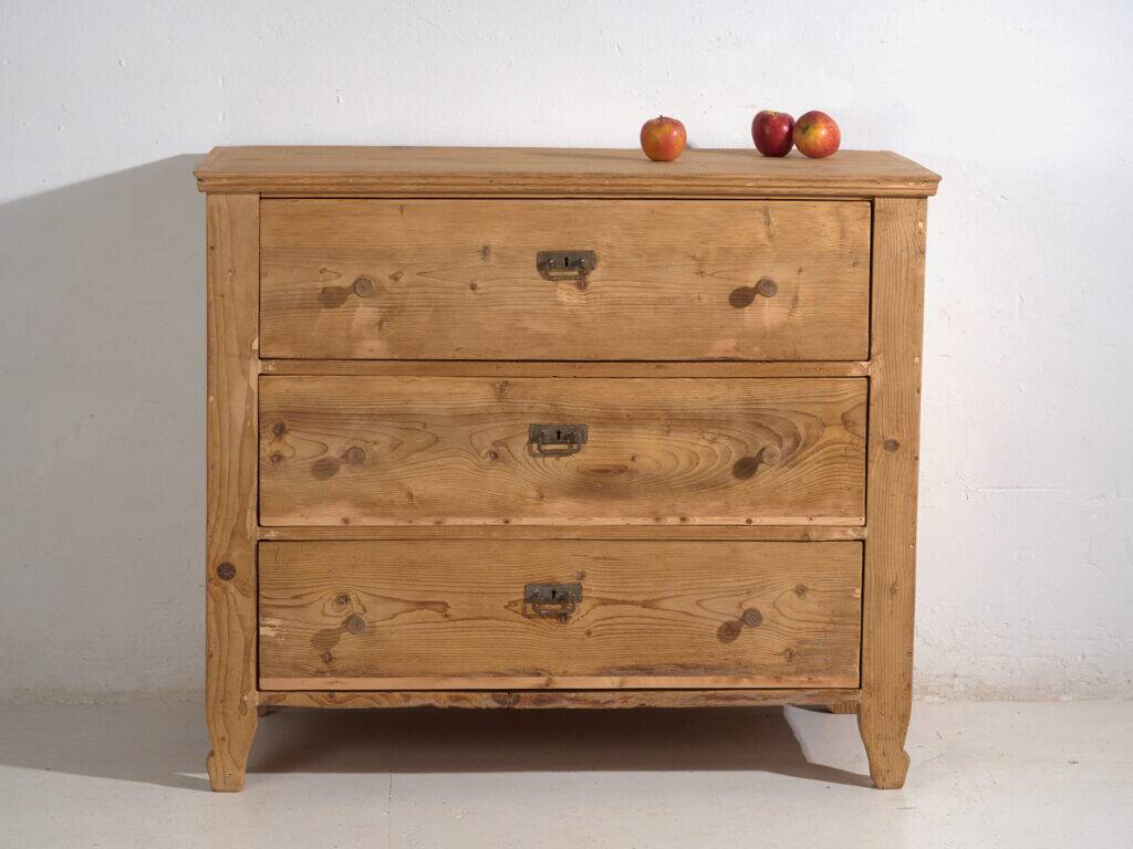 Commode centre-européenne à trois tiroirs en pin lavé – Europe centrale, vers 1900