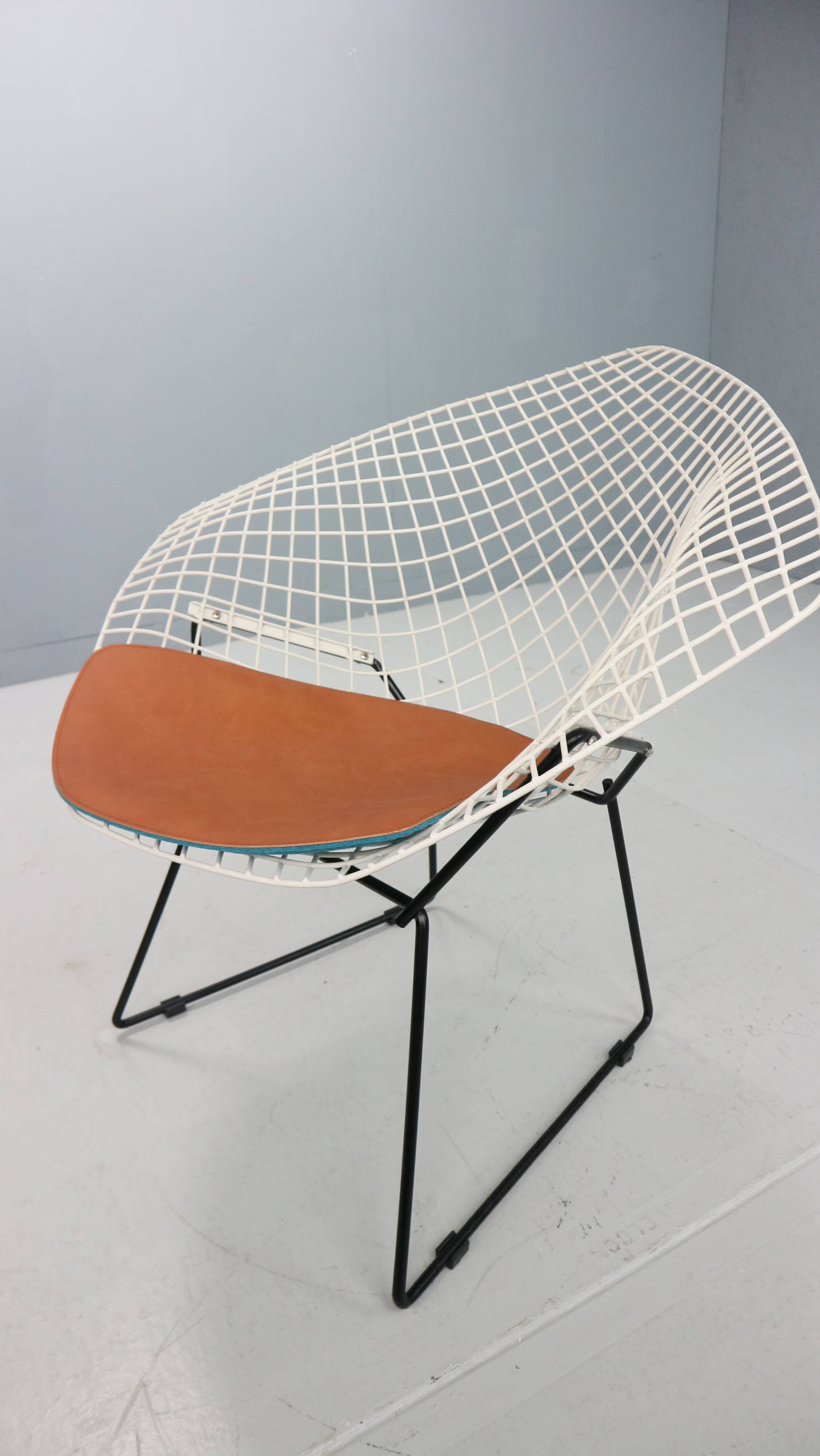 Diamond chair by Harry Bertoia in white & black metal and new leather seati