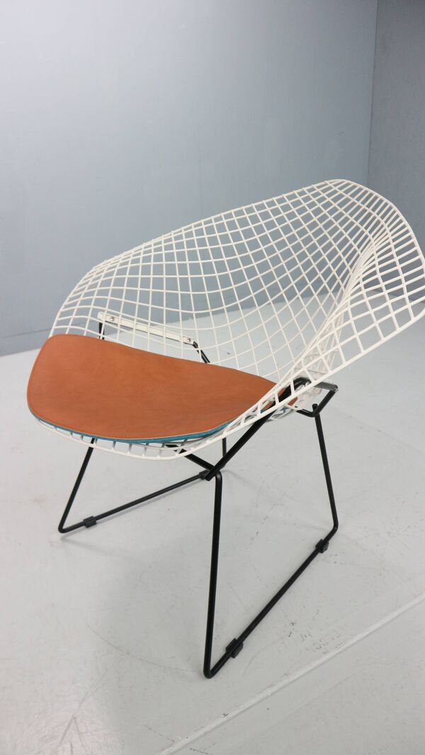 Chaise Diamond de Harry Bertoia en métal blanc et noir et assise en cuir neuf