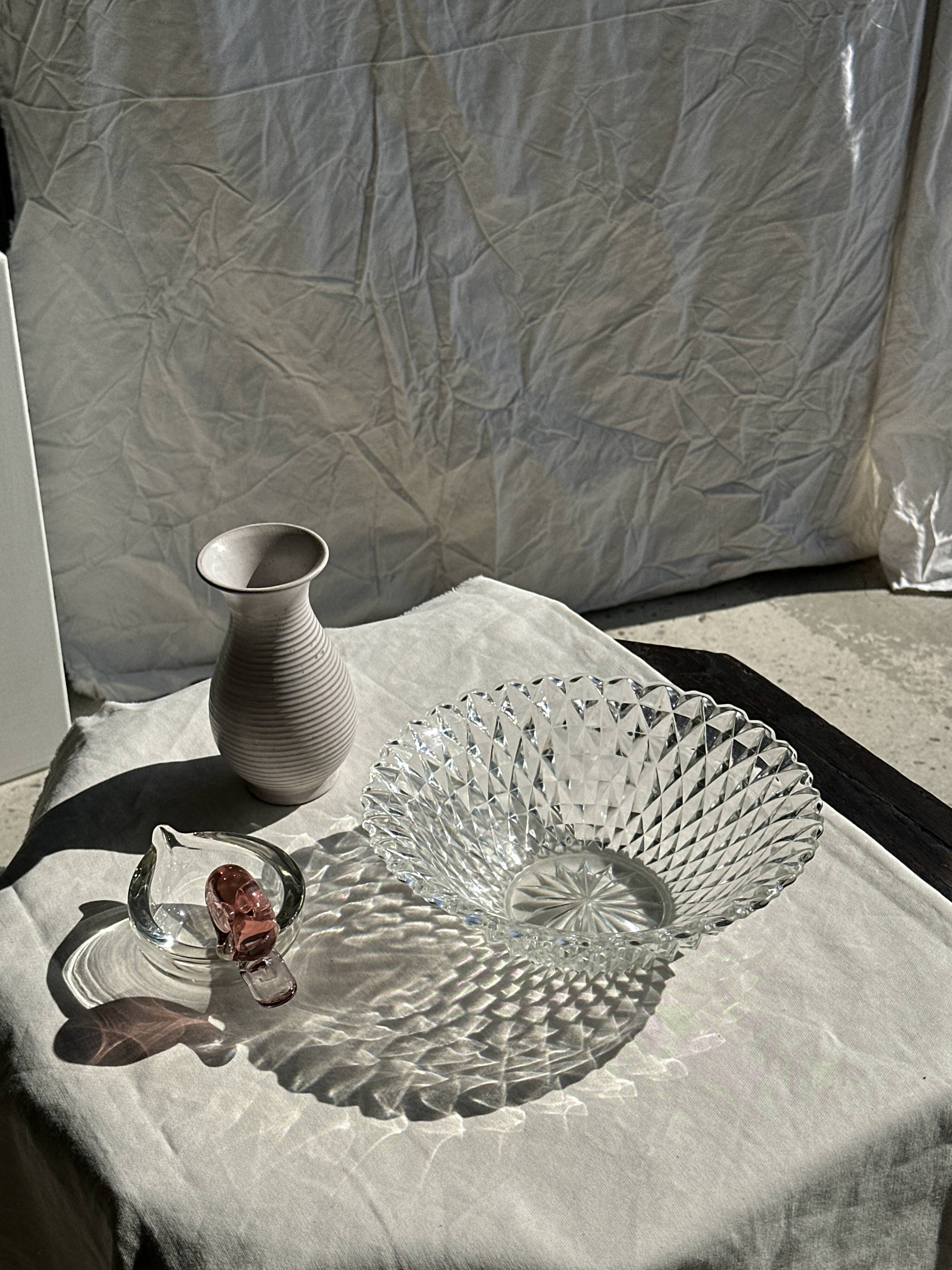 Large classic diamond-tipped glass salad bowl