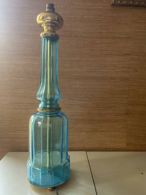 Lampe ; piètement en verre bleu et laiton doré