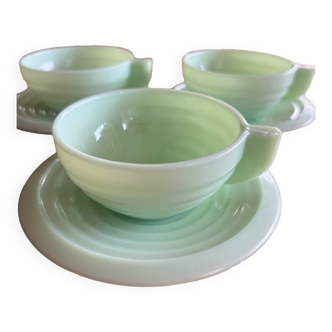 3 tasses opaline vert pâle avec soucoupes