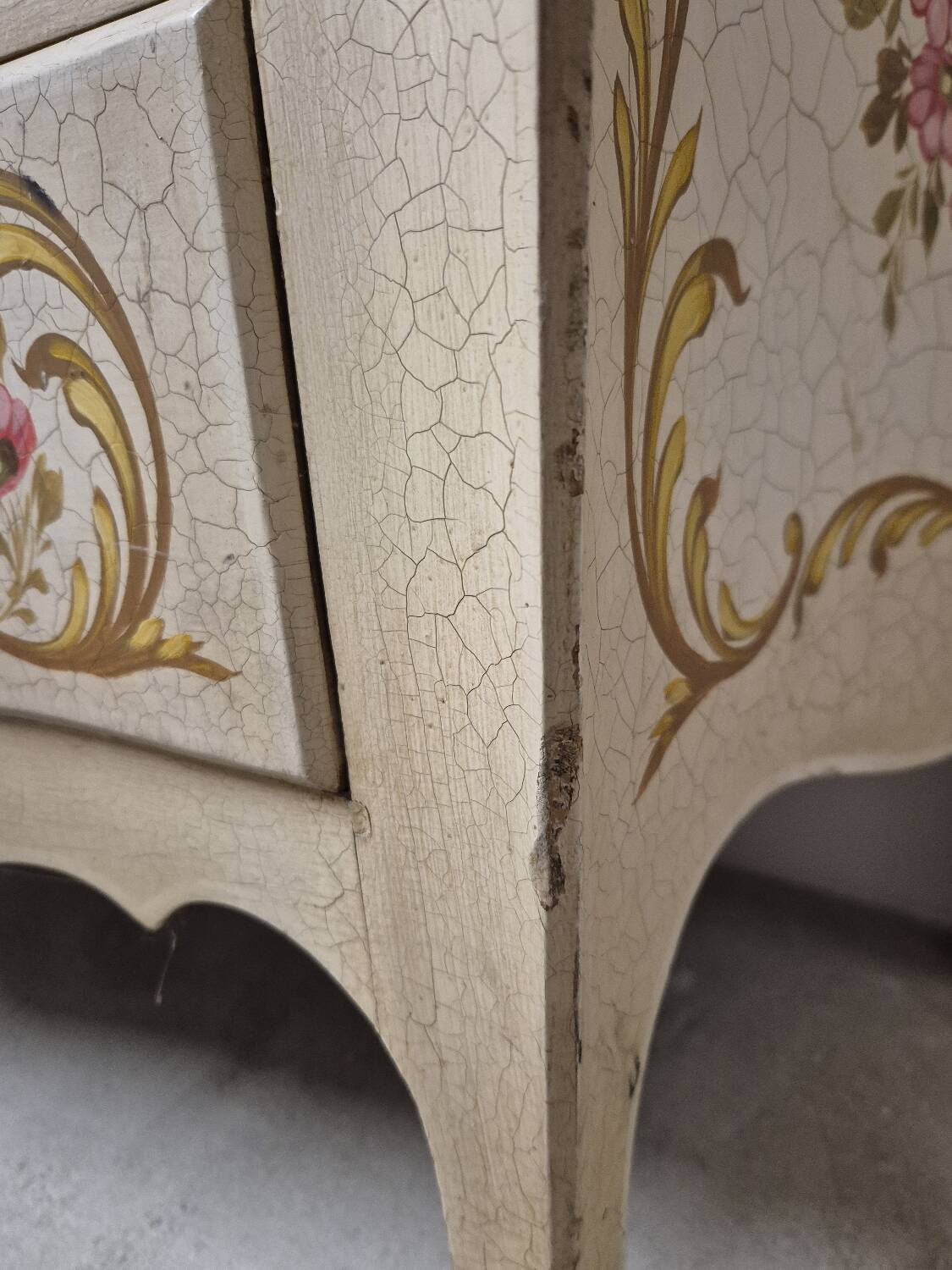 Louis XV style chest of drawers painted with flowers, Italian manufacture