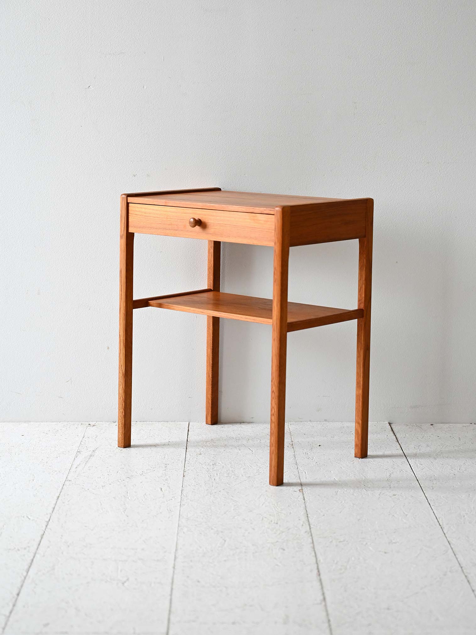 Table de chevet scandinave vintage en teck avec étagère