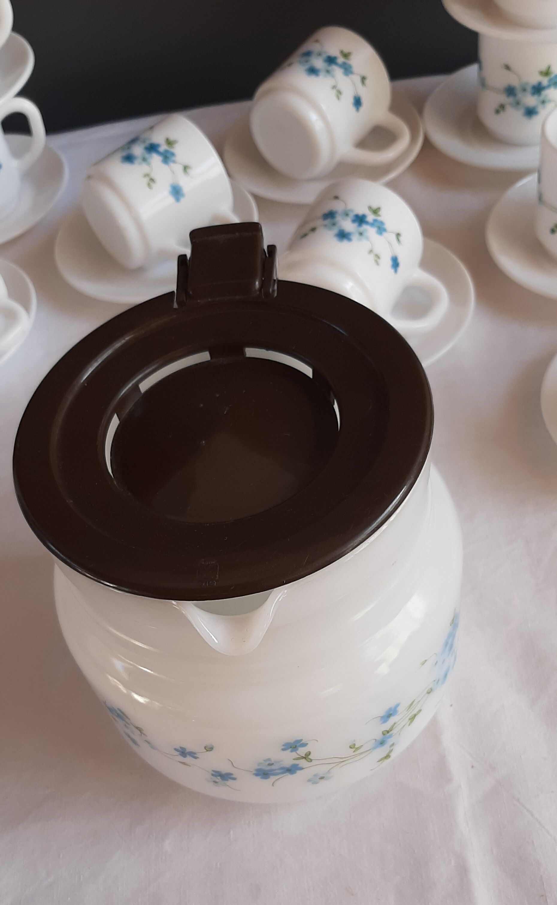 Coffee pot and forget-me-not cups