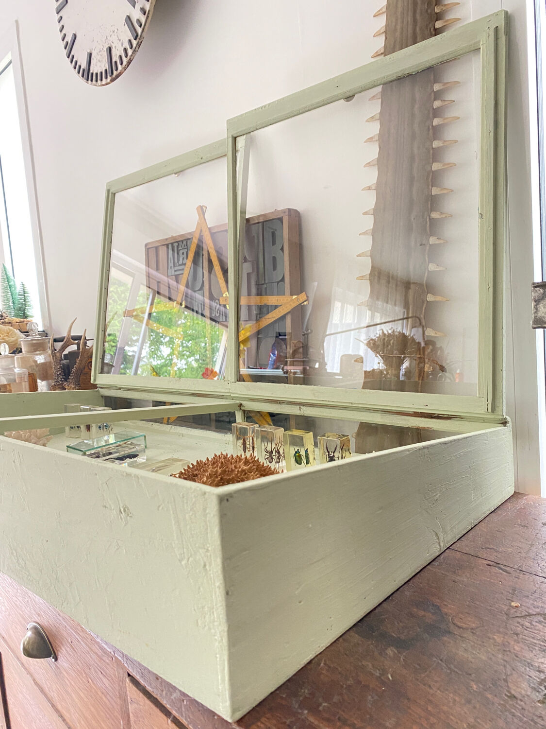 Display case with double glass